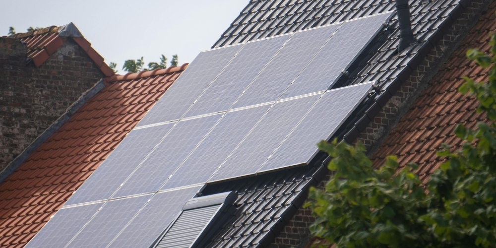 Де купити інвертор напруги та яка ціна на сонячні панелі: корисні поради